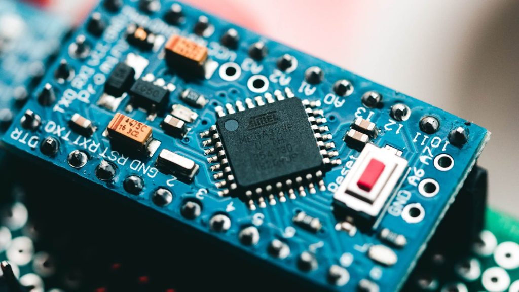 Microchip con intrincados circuitos