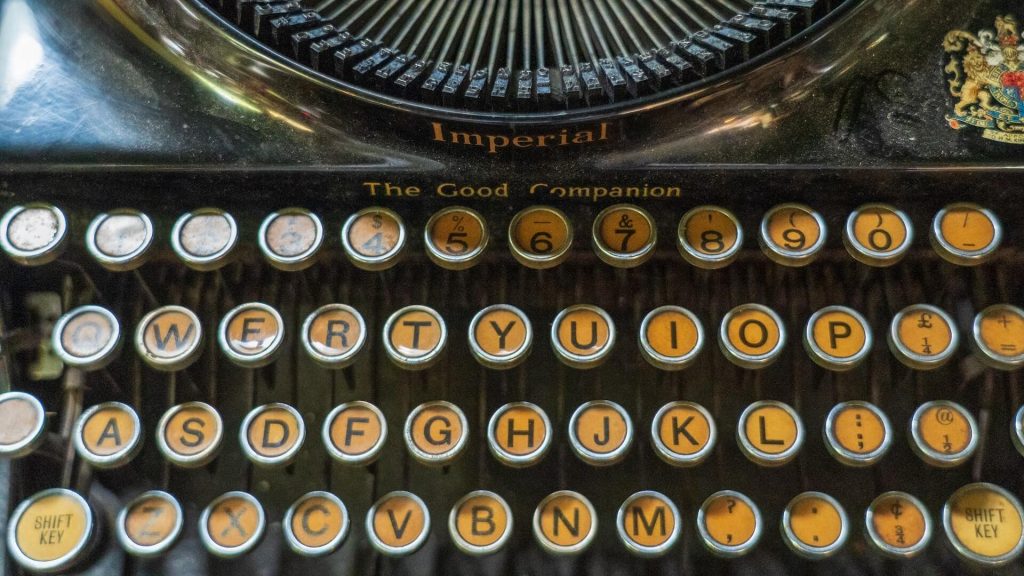 Máquina de escribir antigua con teclado QWERTY